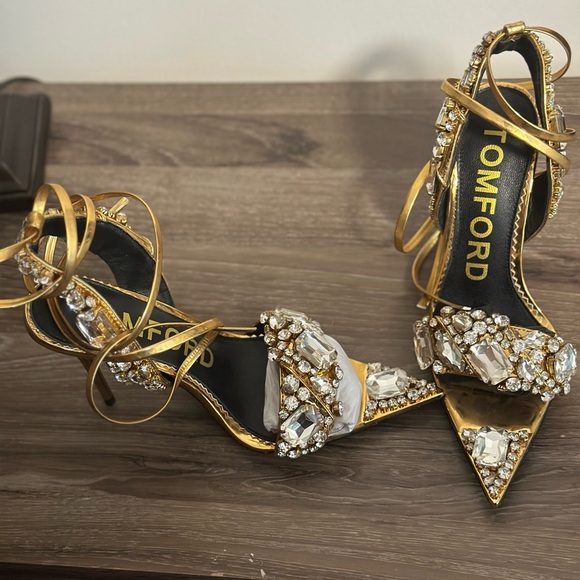 TOMFORD:GOLD-CRYSTAL
MIRROR LEATHER AND CRYSTAL STONES POINTY JEWEL SANDAL - Picture 4 of 6